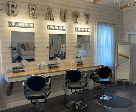 The Home Place at Valley View a Kansas City Missouri Wedding Venue Destination includes a Bridal Suite for the Bride and Bridesmaid allowing them to Prep for the big day in our pinterest-worthy bridal suite which includes a private powder room, 3 hydraulic salon chairs, sitting area and keypad access security code on door.